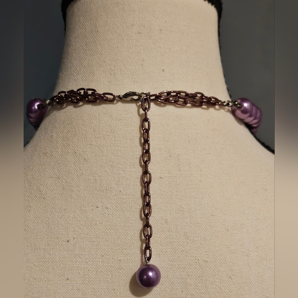 Purple cultured pearl stand with baroque shaped freshwater pearls - Picture 4 of 5